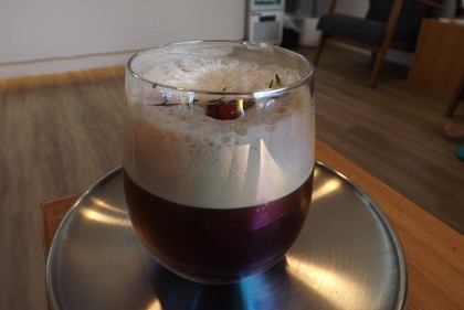 「cold.cafe」のピンク・クリスタル・トニック・コールド・ブリュー
